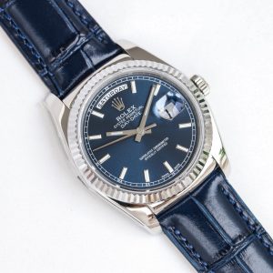 Alternative view of 【U.S. President】DD, who once adored wearing Rolex! Rolex Datejust Series Day-Date 🎮XF3—it's the Blue Balloon of Rolex! DD Weighted Edition [v3 Factory-Upgraded Version] now in stock!The most iconic series in Rolex, none other than the DD! Rolex Day-Date Series 118135/118138/118139 [Full Color Range]! To maintain official dimensions and thickness, it features the 2836-2 automatic mechanical movement, with an exclusive custom integrated day-date disc for instant jumping! Presented in brand-new 904L steel case!【Upgrade 1】Crown: Positioned identically to the official model with a prominent design and a smooth, tapered finish matching the bracelet! 【Upgrade 2】Bracelet: Front side features the authentic color profile, while the reverse side bears the official code 346763. Font, color, and bracelet lines are perfectly synchronized with the official version! 【Upgrade 3】Crystal: The anti-counterfeit logo on the sapphire crystal features Rolex's new dotted emblem, technically engraved within the crystal's center.🎮【Upgrade 4】Case Back. Engravings on all four lug angles match the genuine version, with distinct markings for white, yellow, and rose gold cases! Both sandblasted and polished surfaces on the case back are meticulously replicated!【Upgrade 5】Side Profile: Case curvature and overall thickness are proportionally identical to the official model. Crown features the official two-tone waterproof symbol, and the side retains the authentic QR code sticker!The "Golden Rolex" is synonymous with the Rolex Day-Date, commonly abbreviated as DD. Its full official name is the Oyster Perpetual Day-Date. The earliest DD model likely originated from the President series, as the [U.S. President] famously favored wearing Rolex's solid gold DD, propelling it to fame—hence its nickname, the "President's Watch."Four simple words encapsulate this timepiece's defining features: waterproof, automatic, date, day. Limited stock available—act fast! 🎮 Sanjie Exquisite presents this meticulously crafted men's mechanical watch. SJ delivers ultra-realistic product photography.