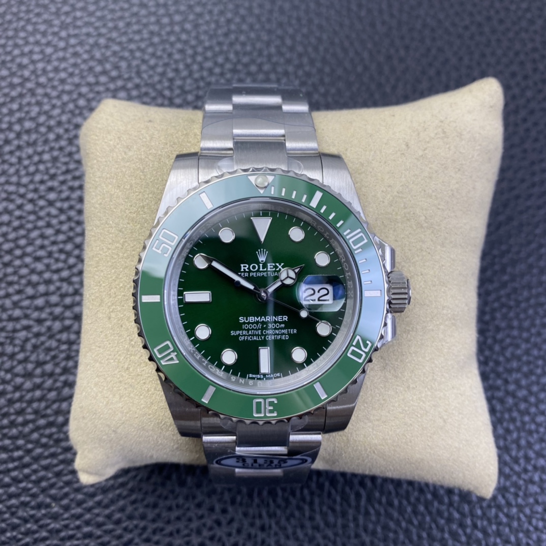 Clean Factory/C Factory Rolex 116610LN Classic Black Submariner & Green Submariner 40mm 1: Features the stable 3135 movement 2: Entire watch crafted from 904L stainless steel 3: Dial utilizes the market's exclusive "pot lid" design with no bezel feet Note:Versions with bezel lugs are significantly cheaper. 4: Market's only authentic calendar font. Subsequent 1-31 date displays feature genuine font comparison. 5: Only model achieving matching luminous hands/indexes with matching color, achieved through third-party manufacturing + self-purchased Swiss C1+C3 luminous powder 6: Indexes feature IP white gold plating 7: Ceramic bezel uses exclusive Clean Green Bezel V4 version, color nearly identical to genuine. Clean ceramic components speak for themselves as a symbol of high quality /Beware of counterfeit "clean" bezels. Distinguish carefully. 8: Jade-like luminous pearls with a warm glow, not stark white. Perfect replica of the "clean" ceramic bezel + luminous pearls. Though "clean" models are limited, nearly every piece is a masterpiece. Completely resolves most pain points of mass-market Submariners, crafted solely for perfection. clean-submariner