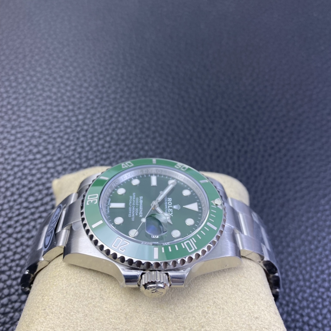 Clean Factory/C Factory Rolex 116610LN Classic Black Submariner & Green Submariner 40mm 1: Features the stable 3135 movement 2: Entire watch crafted from 904L stainless steel 3: Dial utilizes the market's exclusive "pot lid" design with no bezel feet Note:Versions with bezel lugs are significantly cheaper. 4: Market's only authentic calendar font. Subsequent 1-31 date displays feature genuine font comparison. 5: Only model achieving matching luminous hands/indexes with matching color, achieved through third-party manufacturing + self-purchased Swiss C1+C3 luminous powder 6: Indexes feature IP white gold plating 7: Ceramic bezel uses exclusive Clean Green Bezel V4 version, color nearly identical to genuine. Clean ceramic components speak for themselves as a symbol of high quality /Beware of counterfeit "clean" bezels. Distinguish carefully. 8: Jade-like luminous pearls with a warm glow, not stark white. Perfect replica of the "clean" ceramic bezel + luminous pearls. Though "clean" models are limited, nearly every piece is a masterpiece. Completely resolves most pain points of mass-market Submariners, crafted solely for perfection. clean-submariner - Image 5