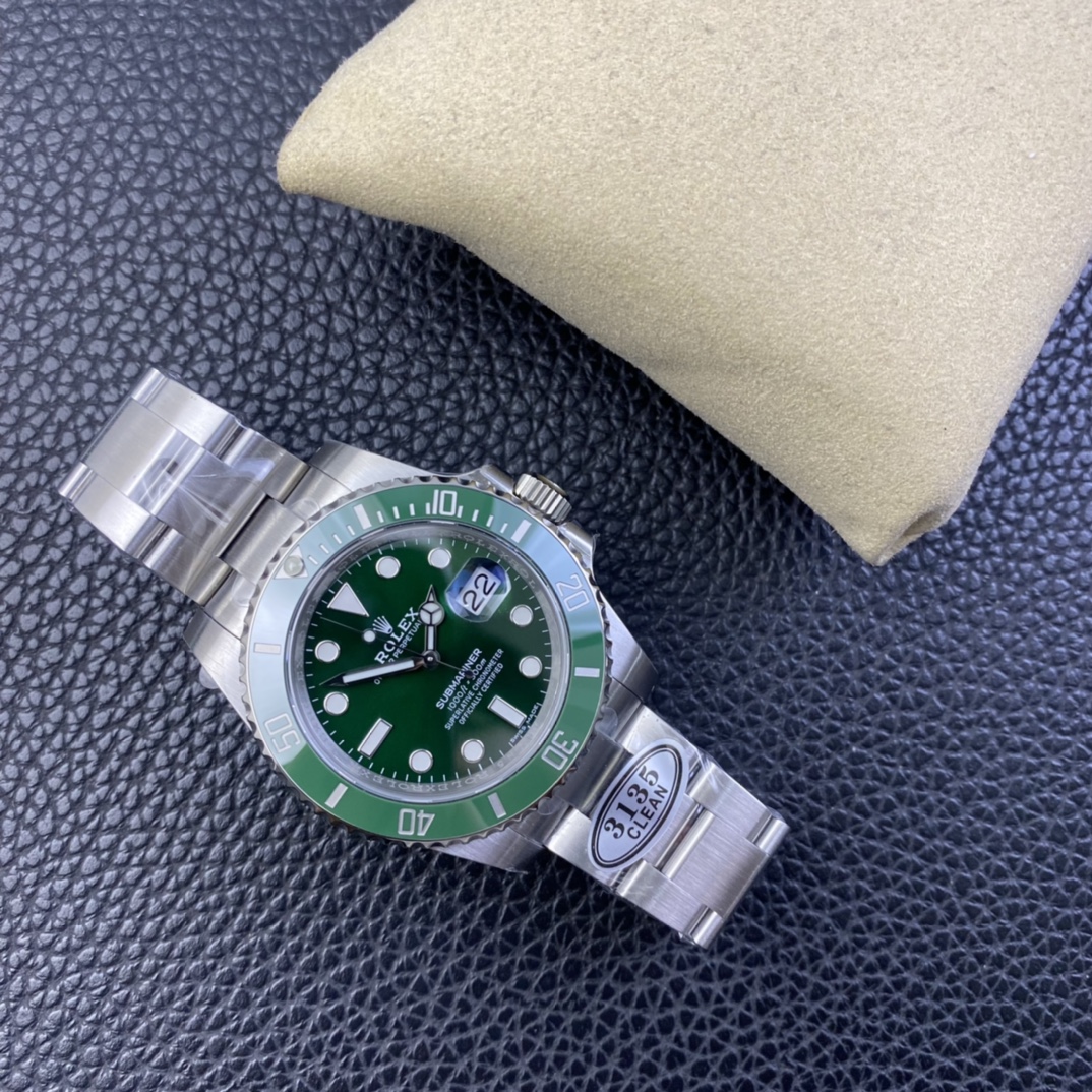 Clean Factory/C Factory Rolex 116610LN Classic Black Submariner & Green Submariner 40mm 1: Features the stable 3135 movement 2: Entire watch crafted from 904L stainless steel 3: Dial utilizes the market's exclusive "pot lid" design with no bezel feet Note:Versions with bezel lugs are significantly cheaper. 4: Market's only authentic calendar font. Subsequent 1-31 date displays feature genuine font comparison. 5: Only model achieving matching luminous hands/indexes with matching color, achieved through third-party manufacturing + self-purchased Swiss C1+C3 luminous powder 6: Indexes feature IP white gold plating 7: Ceramic bezel uses exclusive Clean Green Bezel V4 version, color nearly identical to genuine. Clean ceramic components speak for themselves as a symbol of high quality /Beware of counterfeit "clean" bezels. Distinguish carefully. 8: Jade-like luminous pearls with a warm glow, not stark white. Perfect replica of the "clean" ceramic bezel + luminous pearls. Though "clean" models are limited, nearly every piece is a masterpiece. Completely resolves most pain points of mass-market Submariners, crafted solely for perfection. clean-submariner - Image 7