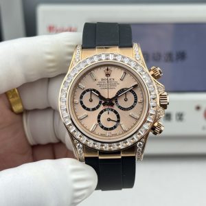 『N+ Factory Daytona』"Hidden Edition" Entry Level: Features built-in Dandong 7750 movement (adjustable for forward/backward time setting). Diamond-set Daytona model at 12.2mm thickness! Perfect 1:1 replica of the original mold!!! Rolex - Daytona Dimensions: 40mm × 12.2mm / Vintage 12.4mm Functions: Hours, Minutes, Seconds, Chronograph Display Movement: 7750 Integrated Caliber "Adjustable for Forward/Reverse" Power Reserve: 72 Hours Crystal:Super Crystal natural sapphire crystal Dial: Original custom dial, high-quality material: 904L stainless steel case, original-match quick-release lugs, not mass-produced one-piece case Bracelet: AR Factory steel bracelet, quality guaranteed Bezel: Dedicated ceramic bezel with platinum-plated coating Luminous: Swiss luminous paint, ultra-bright night light Water resistance: 100 meters   1.The thickness of the Daytona watch is 12.2mm for the latest 2024 model and 12.4mm for older versions. Other market versions use counterfeit 7750 movement plates, achieving reduced thickness by flattening the pin bar. This results in extremely poor stability and cannot match the authenticity of the genuine product.    2. Monocoque movement with engraved and electroplated lettering on the back for enhanced brightness.    3. Steel bracelet uses original AR factory components. Additionally, the clasp has been upgraded with improved proportions and dimensions.    4. Case back features updated polishing, enhanced gloss finish, and refined bezel curvature.    5. Hands upgraded by Buff Factory: all three small seconds hands and the large seconds hand are individually crafted with solid ferrules, featuring mushroom-shaped rounded tips.    6. Ceramic bezel upgraded with platinum-plated lettering to prevent discoloration, featuring enhanced font thickness.    7. Dial matches the latest white version, crafted with Swiss ink and Korean ceramic polishing for a rich, pure milky white finish indistinguishable from the original. Eliminates the "dead white" discoloration common in previous market versions.    8. Each hour marker is individually CNC-machined and hand-polished at the edges. Luminescence uses Swiss phosphorescent powder matching the genuine product's color. The final effect delivers the closest market approximation to the original's luminous visual.    9. Features fully transparent sapphire crystal with no visible edges. N+ continues to deliver premium craftsmanship.