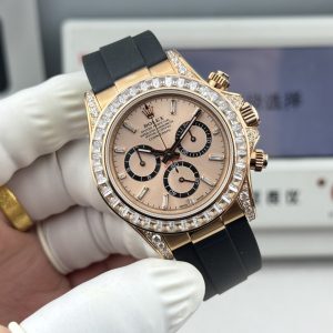 Alternative view of 『N+ Factory Daytona』"Hidden Edition" Entry Level: Features built-in Dandong 7750 movement (adjustable for forward/backward time setting). Diamond-set Daytona model at 12.2mm thickness! Perfect 1:1 replica of the original mold!!! Rolex - Daytona Dimensions: 40mm × 12.2mm / Vintage 12.4mm Functions: Hours, Minutes, Seconds, Chronograph Display Movement: 7750 Integrated Caliber "Adjustable for Forward/Reverse" Power Reserve: 72 Hours Crystal:Super Crystal natural sapphire crystal Dial: Original custom dial, high-quality material: 904L stainless steel case, original-match quick-release lugs, not mass-produced one-piece case Bracelet: AR Factory steel bracelet, quality guaranteed Bezel: Dedicated ceramic bezel with platinum-plated coating Luminous: Swiss luminous paint, ultra-bright night light Water resistance: 100 meters   1.The thickness of the Daytona watch is 12.2mm for the latest 2024 model and 12.4mm for older versions. Other market versions use counterfeit 7750 movement plates, achieving reduced thickness by flattening the pin bar. This results in extremely poor stability and cannot match the authenticity of the genuine product.    2. Monocoque movement with engraved and electroplated lettering on the back for enhanced brightness.    3. Steel bracelet uses original AR factory components. Additionally, the clasp has been upgraded with improved proportions and dimensions.    4. Case back features updated polishing, enhanced gloss finish, and refined bezel curvature.    5. Hands upgraded by Buff Factory: all three small seconds hands and the large seconds hand are individually crafted with solid ferrules, featuring mushroom-shaped rounded tips.    6. Ceramic bezel upgraded with platinum-plated lettering to prevent discoloration, featuring enhanced font thickness.    7. Dial matches the latest white version, crafted with Swiss ink and Korean ceramic polishing for a rich, pure milky white finish indistinguishable from the original. Eliminates the "dead white" discoloration common in previous market versions.    8. Each hour marker is individually CNC-machined and hand-polished at the edges. Luminescence uses Swiss phosphorescent powder matching the genuine product's color. The final effect delivers the closest market approximation to the original's luminous visual.    9. Features fully transparent sapphire crystal with no visible edges. N+ continues to deliver premium craftsmanship.