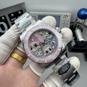 Alternative view of CLEAN➕出品，Rolex&Labubu劳力士Black联名款“拉布布”限量发行字面采用多色油彩表面加上搪瓷使字面更加光亮劳力士 ROLEX -粉色水鬼，40mm搭载一比一超级3135上海一体机芯，整表904L精钢 /搭配ar厂钢带，唯一做到指针夜光/字钉夜光 做到同色 秒针针轴锅盖实心中轴，因为都是第三方工厂加工+自购瑞士 c1+c3夜光粉 ，字钉ip白金电镀 6:陶瓷绿圈采用clean绿圈v4版本 颜色无限接近原装 clean陶瓷类配件 无需赘述 高品质象征 /谨防假clean圈 注意区分温润如玉夜光珠 不死白 采用clean陶瓷圈+夜光珠完美复刻 彻底解决世面上的大部分水鬼痛点，只为极致而生 精致推荐男士机械腕表