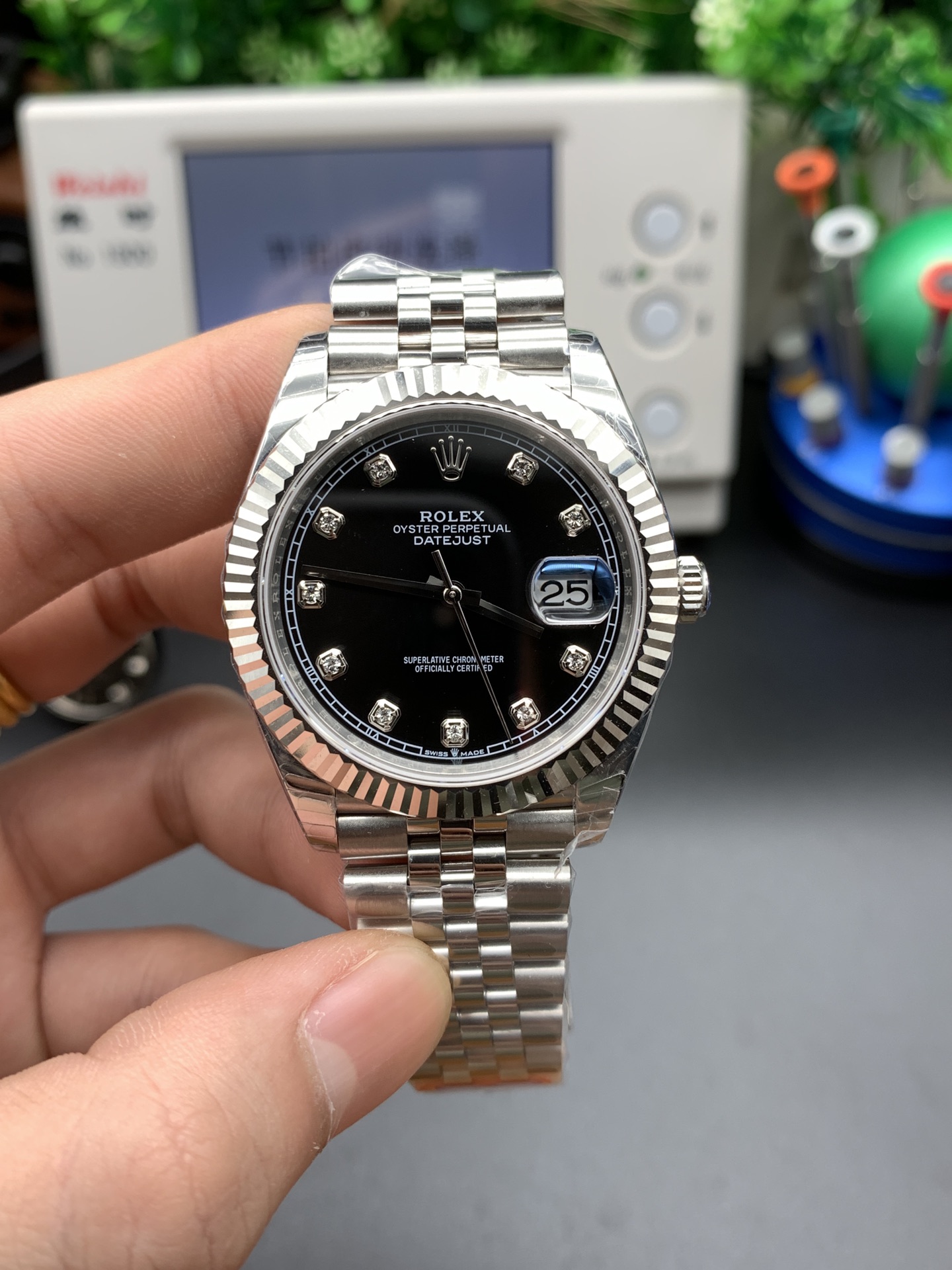 ew factory 2020 masterpiece v3 upgrade edition Authentic mold-based production Highest-grade replica Rolex 3235 automatic mechanical movement Datejust series 126331 men's Datejust watch! 41mm diameter, 11.7mm thickness 16-month R&D cycle! Key upgrades include:1. Case diameter matches the latest 3235 series at 41mm. 2. Bracelet end links replicate the genuine design with a complex 5-piece assembly, achieving seamless interlocking between bracelet and case.3. Case thickness and curvature match the authentic version. 4. The clasp incorporates a spring mechanism, with font size and craftsmanship identical to the original. 5. The case side features an anti-counterfeiting QR code, and the caseback includes a verification QR code. 6. The case number 126331 is engraved on the case where it meets the bracelet, matching the authentic version.7. The inner bezel is engraved with a serial number matching the warranty card, adhering to the genuine "one watch, one card, one code" principle (absolutely non-repeating). 8. Includes a complete set of original accessories (warranty card, instruction manual, model barcode matching the genuine article). Full packaging identical to the authentic product! A work of sincerity, genuine inside and out, uniquely crafted! Welcome all watch enthusiasts to appreciate!