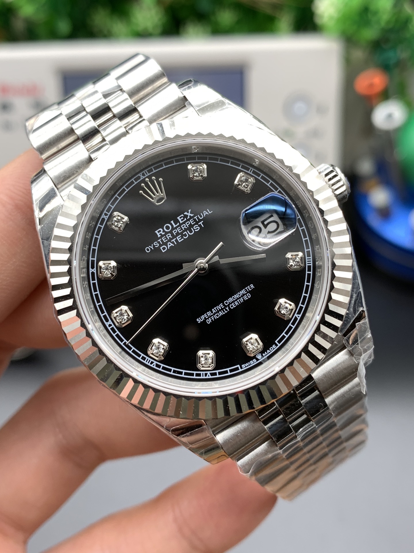 ew factory 2020 masterpiece v3 upgrade edition Authentic mold-based production Highest-grade replica Rolex 3235 automatic mechanical movement Datejust series 126331 men's Datejust watch! 41mm diameter, 11.7mm thickness 16-month R&D cycle! Key upgrades include:1. Case diameter matches the latest 3235 series at 41mm. 2. Bracelet end links replicate the genuine design with a complex 5-piece assembly, achieving seamless interlocking between bracelet and case.3. Case thickness and curvature match the authentic version. 4. The clasp incorporates a spring mechanism, with font size and craftsmanship identical to the original. 5. The case side features an anti-counterfeiting QR code, and the caseback includes a verification QR code. 6. The case number 126331 is engraved on the case where it meets the bracelet, matching the authentic version.7. The inner bezel is engraved with a serial number matching the warranty card, adhering to the genuine "one watch, one card, one code" principle (absolutely non-repeating). 8. Includes a complete set of original accessories (warranty card, instruction manual, model barcode matching the genuine article). Full packaging identical to the authentic product! A work of sincerity, genuine inside and out, uniquely crafted! Welcome all watch enthusiasts to appreciate! - Image 2