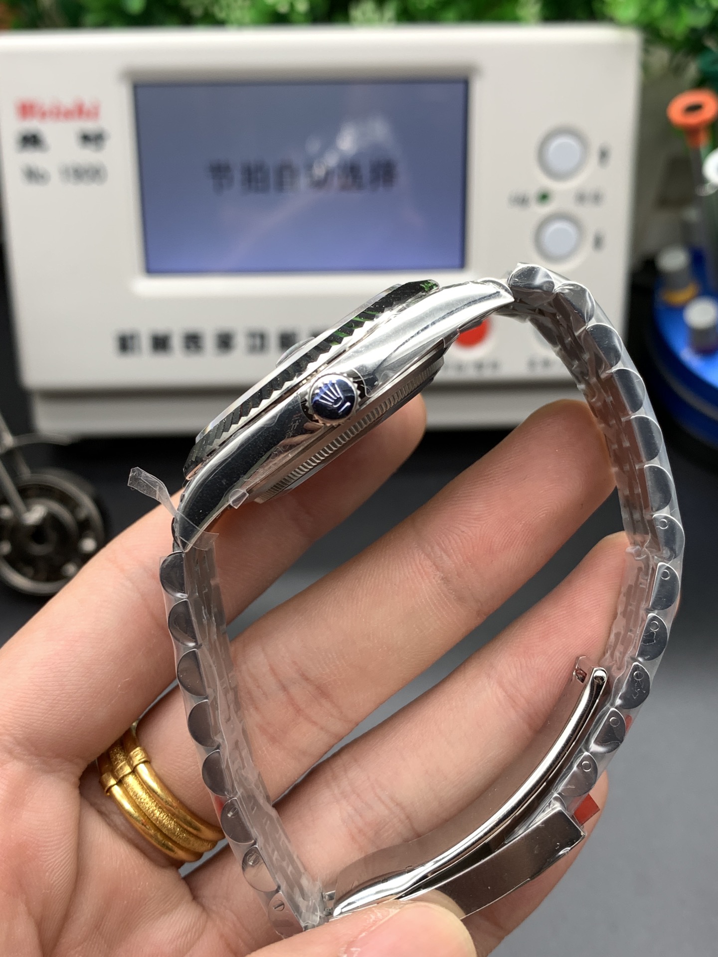 ew factory 2020 masterpiece v3 upgrade edition Authentic mold-based production Highest-grade replica Rolex 3235 automatic mechanical movement Datejust series 126331 men's Datejust watch! 41mm diameter, 11.7mm thickness 16-month R&D cycle! Key upgrades include:1. Case diameter matches the latest 3235 series at 41mm. 2. Bracelet end links replicate the genuine design with a complex 5-piece assembly, achieving seamless interlocking between bracelet and case.3. Case thickness and curvature match the authentic version. 4. The clasp incorporates a spring mechanism, with font size and craftsmanship identical to the original. 5. The case side features an anti-counterfeiting QR code, and the caseback includes a verification QR code. 6. The case number 126331 is engraved on the case where it meets the bracelet, matching the authentic version.7. The inner bezel is engraved with a serial number matching the warranty card, adhering to the genuine "one watch, one card, one code" principle (absolutely non-repeating). 8. Includes a complete set of original accessories (warranty card, instruction manual, model barcode matching the genuine article). Full packaging identical to the authentic product! A work of sincerity, genuine inside and out, uniquely crafted! Welcome all watch enthusiasts to appreciate! - Image 3