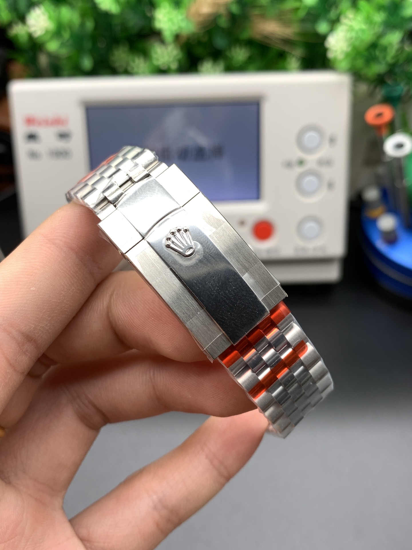 ew factory 2020 masterpiece v3 upgrade edition Authentic mold-based production Highest-grade replica Rolex 3235 automatic mechanical movement Datejust series 126331 men's Datejust watch! 41mm diameter, 11.7mm thickness 16-month R&D cycle! Key upgrades include:1. Case diameter matches the latest 3235 series at 41mm. 2. Bracelet end links replicate the genuine design with a complex 5-piece assembly, achieving seamless interlocking between bracelet and case.3. Case thickness and curvature match the authentic version. 4. The clasp incorporates a spring mechanism, with font size and craftsmanship identical to the original. 5. The case side features an anti-counterfeiting QR code, and the caseback includes a verification QR code. 6. The case number 126331 is engraved on the case where it meets the bracelet, matching the authentic version.7. The inner bezel is engraved with a serial number matching the warranty card, adhering to the genuine "one watch, one card, one code" principle (absolutely non-repeating). 8. Includes a complete set of original accessories (warranty card, instruction manual, model barcode matching the genuine article). Full packaging identical to the authentic product! A work of sincerity, genuine inside and out, uniquely crafted! Welcome all watch enthusiasts to appreciate! - Image 4