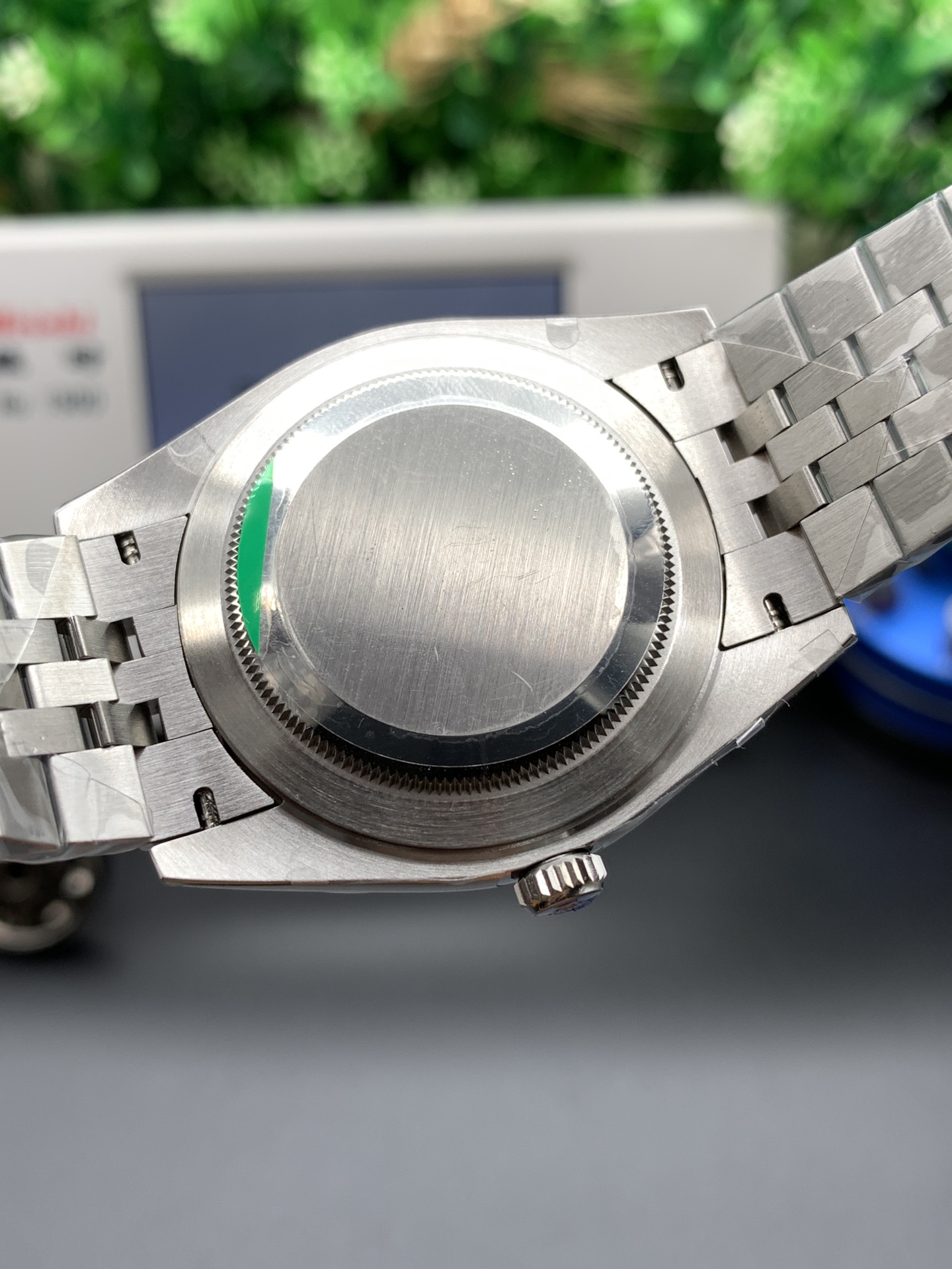 ew factory 2020 masterpiece v3 upgrade edition Authentic mold-based production Highest-grade replica Rolex 3235 automatic mechanical movement Datejust series 126331 men's Datejust watch! 41mm diameter, 11.7mm thickness 16-month R&D cycle! Key upgrades include:1. Case diameter matches the latest 3235 series at 41mm. 2. Bracelet end links replicate the genuine design with a complex 5-piece assembly, achieving seamless interlocking between bracelet and case.3. Case thickness and curvature match the authentic version. 4. The clasp incorporates a spring mechanism, with font size and craftsmanship identical to the original. 5. The case side features an anti-counterfeiting QR code, and the caseback includes a verification QR code. 6. The case number 126331 is engraved on the case where it meets the bracelet, matching the authentic version.7. The inner bezel is engraved with a serial number matching the warranty card, adhering to the genuine "one watch, one card, one code" principle (absolutely non-repeating). 8. Includes a complete set of original accessories (warranty card, instruction manual, model barcode matching the genuine article). Full packaging identical to the authentic product! A work of sincerity, genuine inside and out, uniquely crafted! Welcome all watch enthusiasts to appreciate! - Image 5