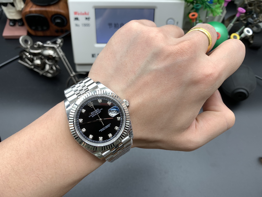 ew factory 2020 masterpiece v3 upgrade edition Authentic mold-based production Highest-grade replica Rolex 3235 automatic mechanical movement Datejust series 126331 men's Datejust watch! 41mm diameter, 11.7mm thickness 16-month R&D cycle! Key upgrades include:1. Case diameter matches the latest 3235 series at 41mm. 2. Bracelet end links replicate the genuine design with a complex 5-piece assembly, achieving seamless interlocking between bracelet and case.3. Case thickness and curvature match the authentic version. 4. The clasp incorporates a spring mechanism, with font size and craftsmanship identical to the original. 5. The case side features an anti-counterfeiting QR code, and the caseback includes a verification QR code. 6. The case number 126331 is engraved on the case where it meets the bracelet, matching the authentic version.7. The inner bezel is engraved with a serial number matching the warranty card, adhering to the genuine "one watch, one card, one code" principle (absolutely non-repeating). 8. Includes a complete set of original accessories (warranty card, instruction manual, model barcode matching the genuine article). Full packaging identical to the authentic product! A work of sincerity, genuine inside and out, uniquely crafted! Welcome all watch enthusiasts to appreciate! - Image 6