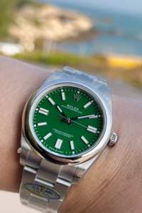 N+ Rolex Oyster Perpetual Series (All Colors & Sizes Available) 41mm/36mm/31mm Beveled edges with sharp corners and studs,Meticulously detailed. Movement: 41mm/36mm models feature the integrated 3230 movement (no calendar gap), while the 31mm model uses the 2232 integrated movement—both without calendar gaps. Dial colors match originals perfectly. Beveled indices meticulously polished. Dial employs industry-leading printing technology. Ultra-dimensional hands identical to originals, free of burrs. Choose from 9 authentic-color dials!Top-tier craftsmanship, exceptional quality. Our pursuit of detail is evident to all. The logo on the clasp represents a major breakthrough in craftsmanship. CNC engraved with precise shape and a glossy finish on the inner side.The luminous powder uses genuine SL blue, which inherently carries its characteristic texture and speckles. Watch enthusiasts familiar with Rolex will recognize this as a signature trait. Look for the latest C Factory timepieces ⌚️