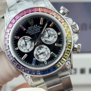 『N+ Factory Daytona』"Rainbow Daytona🌈" Entry Level: Built-in Dandong 7750 movement (adjustable for forward/backward time setting). Rainbow Daytona thickness: 12.2mm! Perfect 1:1 replica molded from the original!!! Rolex Daytona Dimensions: 40mm × 12.2mm / Vintage 12.4mm Functions: Hours, Minutes, Seconds, Chronograph Display Movement: 7750 Integrated "Adjustable Chronograph" Power Reserve: 72 Hours Crystal:Super Crystal natural sapphire Dial: Original custom dial, high-quality material: 904L stainless steel case, authentic quick-release lugs (not mass-produced one-piece cases), Strap: AR Factory steel bracelet, quality guaranteed Bezel: Dedicated ceramic bezel with platinum-plated coating Luminous: Swiss luminous paint, ultra-bright night visibility Water Resistance: 100 meters   1.The thickness of the Daytona watch is 12.2mm for the latest 2024 model and 12.4mm for older versions. Other market versions use counterfeit 7750 movement plates, achieving reduced thickness by flattening the pin bar. This results in extremely poor stability and cannot match the authenticity of the genuine product.    2. Integrated movement with engraved and electroplated fonts on the back for enhanced brightness.    3. Steel bracelet sourced from the original AR factory. Additionally, the clasp dimensions have been further optimized.    4. Case back now features enhanced polishing, brighter finish, and refined bezel curvature.    5. Hands upgraded by Buff Factory: all three small seconds hands and the large seconds hand are individually crafted with solid ferrules, featuring mushroom-shaped tips.    6. Ceramic bezel upgraded with platinum-plated lettering to prevent discoloration, featuring enhanced font thickness.    7. Dial matches the latest white version, crafted with Swiss ink and Korean ceramic polishing for a rich, pure milky white finish indistinguishable from the original. Eliminates the "dead white" discoloration common in previous market versions.    8. Each hour marker is individually CNC-machined and hand-polished at the edges. Luminescence uses Swiss phosphorescent powder matching the genuine product's color. The final effect delivers the closest market approximation to the original's luminous visual. 9. Features fully transparent sapphire crystal with no visible edges. N+ continues to deliver premium craftsmanship.
