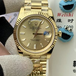 PPM Mods Weighted DD - Ceiling-Level 'Rolex DD Day-Date' PPM's replica redefines the weighted DD version, featuring genuine original molds for strap color, dial color, watch weight, and thickness. The strap incorporates ceramic tubes compatible with authentic models—this is not a compromised replica, but a comprehensive surpassing of materials and craftsmanship!Rejecting "market-grade" knockoffs, every gram of weight (precise 209g-212g) and every millimeter of thickness fights for the dignity of the original. Bracelet: Authentic 3mm thickness Weight: Approx. 107g (non-extended) 🈚 Ceramic tube version ±1-2g.Case: Original thickness: 12.3mm (non-thickened) Weight: Original 3255: 102g; Optional 2836: ±1g. Full series total weight: 209g-212g. ⚠️"Excludes diamond-bezel models." Authentic thickness achieved through monolithic forging of high-density aerospace-grade military alloy, hardness rivaling 18K gold!Exclusive vacuum ion-plated gold technology delivers a luster infinitely close to 18K gold's unique warm texture, offering scratch resistance and durability. Precisely replicates every link's shape, thickness, and curvature of the genuine strap. Dial: Features original three-dimensional ink, matching the top-tier dial craftsmanship of the factory. Sharp hands, full hour markers, and uniform luminescence.Movement options: Premium Edition 2836 or 3255 integrated movement (±72-hour power reserve) available for your selection!