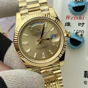 Alternative view of PPM Mods Weighted DD - Ceiling-Level 'Rolex DD Day-Date' PPM's replica redefines the weighted DD version, featuring genuine original molds for strap color, dial color, watch weight, and thickness. The strap incorporates ceramic tubes compatible with authentic models—this is not a compromised replica, but a comprehensive surpassing of materials and craftsmanship!Rejecting "market-grade" knockoffs, every gram of weight (precise 209g-212g) and every millimeter of thickness fights for the dignity of the original. Bracelet: Authentic 3mm thickness Weight: Approx. 107g (non-extended) 🈚 Ceramic tube version ±1-2g.Case: Original thickness: 12.3mm (non-thickened) Weight: Original 3255: 102g; Optional 2836: ±1g. Full series total weight: 209g-212g. ⚠️"Excludes diamond-bezel models." Authentic thickness achieved through monolithic forging of high-density aerospace-grade military alloy, hardness rivaling 18K gold!Exclusive vacuum ion-plated gold technology delivers a luster infinitely close to 18K gold's unique warm texture, offering scratch resistance and durability. Precisely replicates every link's shape, thickness, and curvature of the genuine strap. Dial: Features original three-dimensional ink, matching the top-tier dial craftsmanship of the factory. Sharp hands, full hour markers, and uniform luminescence.Movement options: Premium Edition 2836 or 3255 integrated movement (±72-hour power reserve) available for your selection!