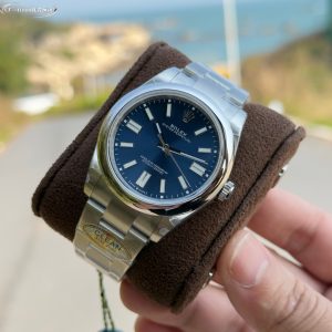 Alternative view of N+ Rolex Oyster Perpetual Series (All Colors & Sizes Available) 41mm/36mm/31mm Beveled edges with sharp corners and studs,Meticulously detailed. Movement: 41mm/36mm models feature the integrated 3230 movement (no calendar gap), while the 31mm model uses the 2232 integrated movement—both without calendar gaps. Dial colors match originals perfectly. Beveled indices meticulously polished. Dial employs industry-leading printing technology. Ultra-dimensional hands identical to originals, flawlessly finished. Choose from 9 authentic-color dials!Top-tier craftsmanship, exceptional quality. Our pursuit of detail is evident to all. The logo on the clasp represents a major breakthrough in craftsmanship: CNC engraved with precise shape and a glossy finish on the inner side.The luminous material uses genuine SL blue phosphorescent powder, which inherently carries its characteristic texture and speckles. Watch enthusiasts who've handled or seen such pieces will recognize this as a distinctive Rolex trait. Look for C Factory's latest timepiece ⌚️