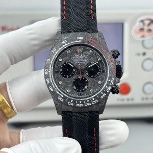 TW+ Daytona Series Carbon Fiber Luminous Case Custom Edition. This timepiece offers lightweight comfort with a rugged exterior, featuring a uniquely patterned carbon fiber material in every piece.                          【Case】Dimensions: 40mm x 12.4mm. TW Factory masterfully crafts the distinctive allure of carbon fiber Rolex.Exclusively in the market, the entire case, bezel, and caseback are crafted from high-composite carbon fiber and ultra-strong luminous powder. Details are meticulously hand-finished with chamfered and polished edges, delivering exceptional texture.                  【Bracelet Clasp】The strap is crafted from synthetic fiber weave, offering breathable comfort and a soft texture.                       【Movement】Features the latest precise and mature 4801 movement (functionality and thickness identical to 4130), perfectly delivering powerful functionality—the ultimate value for money!!!