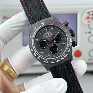 Alternative view of TW+ Daytona Series Carbon Fiber Luminous Case Custom Edition. This timepiece offers lightweight comfort with a rugged exterior, featuring a uniquely patterned carbon fiber material in every piece.                          【Case】Dimensions: 40mm x 12.4mm. TW Factory masterfully crafts the distinctive allure of carbon fiber Rolex.Exclusively in the market, the entire case, bezel, and caseback are crafted from high-composite carbon fiber and ultra-strong luminous powder. Details are meticulously hand-finished with chamfered and polished edges, delivering exceptional texture.                  【Bracelet Clasp】The strap is crafted from synthetic fiber weave, offering breathable comfort and a soft texture.                       【Movement】Features the latest precise and mature 4801 movement (functionality and thickness identical to 4130), perfectly delivering powerful functionality—the ultimate value for money!!!