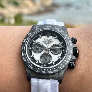 TW Factory ROLEX Cosmograph Daytona Carbon Fiber Custom Edition. This timepiece offers lightweight comfort with a rugged exterior, featuring a unique carbon fiber pattern on every watch. 【Case】Dimensions 40x12.4mm perfectly match the original. TW Factory masterfully crafts the distinctive character of carbon fiber Rolex.Exclusively in the market, the entire case, bezel, and caseback are crafted from high-composite carbon fiber and ultra-bright luminous powder. Meticulous hand-polishing and chamfering enhance every detail, delivering exceptional texture.【Bracelet Clasp】The strap is crafted from synthetic fiber weave, offering breathable comfort and a soft texture. 【Movement】Features the latest precise and mature 4801 movement (functionality and thickness identical to the 4130), perfectly delivering powerful functionality—the ultimate value for money!!!