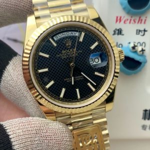 PPM Mods Weighted DD - Ceiling-Level 'Rolex DD Day-Date' PPM's replica redefines the weighted DD version, featuring genuine original molds for strap color, dial color, watch weight, and thickness. The strap incorporates ceramic tubes compatible with authentic models—this is not a compromised replica, but a comprehensive leap in materials and craftsmanship!Rejecting "market-grade" knockoffs, every gram of weight (precise 209g-212g) and every millimeter of thickness fights for the dignity of the original. Bracelet: Authentic 3mm thickness Weight: Approx. 107g (non-extended) 🈚 Ceramic tube version ±1-2g.Case: Original thickness: 12.3mm (non-thickened) Weight: Original 3255: 102g; Optional 2836: ±1g. Full series total weight: 209g-212g. ⚠️"Excludes diamond-set models." Authentic thickness achieved through monolithic forging of high-density aerospace-grade military alloy, hardness rivaling 18K gold!Exclusive vacuum ion-plated gold technology delivers a luster infinitely close to 18K gold's signature warm texture, offering scratch resistance and durability. Precisely replicates every link's form, thickness, and curvature of the genuine strap. Dial: Features original-grade raised ink, matching the top-tier dial craftsmanship of the factory. Sharp hands, full hour markers, and uniform luminescence.Movement options: Premium Edition 2836 or 3255 integrated movement (±72-hour power reserve) available for your selection!