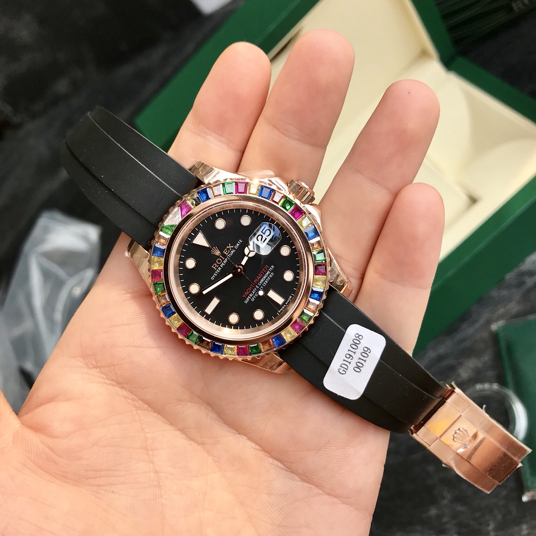 Rolex, sweetie! We've replaced the colored diamonds on the case with Swarovski crystals—the effect rivals the original! A truly gold watch has arrived! Fully plated in 18k rose gold! When it comes to the most popular model in the Yacht-Master series, it's undoubtedly the 116655 with Oysterflex bracelet—commonly known as the "Gold Yacht-Master."This watch boasts a luxurious design featuring an 18k rose gold case and a Cerachrom black ceramic bezel, making it highly appealing. The 40mm dial includes a magnified date window for easy reading.The patented Oysterflex bracelet incorporates elastic titanium-nickel alloy links internally, connecting to the case and Oysterlock clasp, while externally wrapped in high-performance black rubber. This superior texture ensures exceptional comfort. Rolex's reputation as a "timeless investment" stems not only from its durability and remarkable value retention but also its industry-leading precision.This Yacht-Master is powered by a genuine Swiss ETA movement, backed by a lifetime warranty! Rolex's iconic design and masterful craftsmanship are highly sought after in the market. The Yacht-Master represents a premium sports watch category, with an official retail price in China reaching 195,100 yuan.True to its Yacht-Master name, it exudes a sense of distinguished prestige. Includes an extra rubber strap! Shipped with full packaging! - Image 3