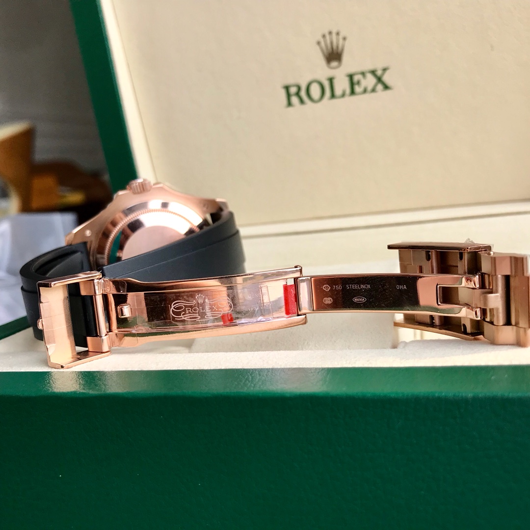Rolex, sweetie! We've replaced the colored diamonds on the case with Swarovski crystals—the effect rivals the original! A truly gold watch has arrived! Fully plated in 18k rose gold! When it comes to the most popular model in the Yacht-Master series, it's undoubtedly the 116655 with Oysterflex bracelet—commonly known as the "Gold Yacht-Master."This watch boasts a luxurious design featuring an 18k rose gold case and a Cerachrom black ceramic bezel, making it highly appealing. The 40mm dial includes a magnified date window for easy reading.The patented Oysterflex bracelet incorporates elastic titanium-nickel alloy links internally, connecting to the case and Oysterlock clasp, while externally wrapped in high-performance black rubber. This superior texture ensures exceptional comfort. Rolex's reputation as a "timeless investment" stems not only from its durability and remarkable value retention but also its industry-leading precision.This Yacht-Master is powered by a genuine Swiss ETA movement, backed by a lifetime warranty! Rolex's iconic design and masterful craftsmanship are highly sought after in the market. The Yacht-Master represents a premium sports watch category, with an official retail price in China reaching 195,100 yuan.True to its Yacht-Master name, it exudes a sense of distinguished prestige. Includes an extra rubber strap! Shipped with full packaging! - Image 9