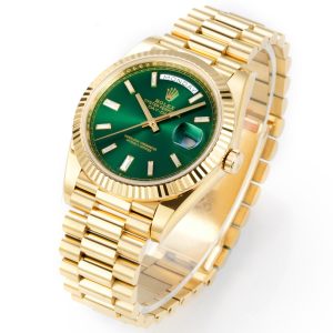 Alternative view of PPM Mods Weighted DD - Ceiling-Level 'Rolex DD Day-Date' PPM's replica redefines the weighted DD version, featuring genuine original molds for strap color, dial color, watch weight, and thickness. The strap incorporates ceramic tubes compatible with authentic models—this is not a compromised replica, but a comprehensive leap in materials and craftsmanship!Rejecting "market-grade" imitations, every gram of weight (precise 209g-212g) and every millimeter of thickness fights for the dignity of the original. Bracelet: Authentic 3mm thickness Weight: Approx. 107g (non-extended) 🈚 Ceramic tube version ±1-2g.Case: Original thickness: 12.3mm (non-thickened) Weight: Original 3255: 102g; Optional 2836: ±1g. Full series total weight: 209g-212g. ⚠️"Excludes diamond bezel models." Authentic thickness achieved through monolithic forging of high-density aerospace-grade military alloy, with hardness rivaling 18K gold!Exclusive vacuum ion-plated gold technology delivers a luster infinitely close to 18K gold's signature warm texture, offering scratch resistance and durability. Precisely replicates every link's form, thickness, and curvature of the genuine strap. Dial: Features original three-dimensional ink, matching the top-tier dial craftsmanship of the factory. Hands are sharp, hour markers are full, and luminous coating is uniform.Movement options: Premium Edition 2836 or 3255 integrated movement (±72-hour power reserve) available for your selection!