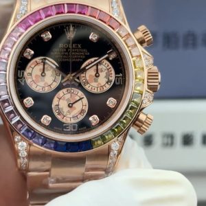 『N+ Factory Daytona』"Rainbow Daytona🌈" Entry Level: Built-in Dandong 7750 movement (adjustable for forward/backward time setting). Rainbow Daytona thickness: 12.2mm! Perfect 1:1 replica molded from the original!!! Rolex Daytona Dimensions: 40mm × 12.2mm / Vintage 12.4mm Functions: Hours, Minutes, Seconds, Chronograph Display Movement: 7750 Integrated "Adjustable Chronograph" Power Reserve: 72 Hours Crystal:Super Crystal natural sapphire Dial: Original custom dial, high-quality material: 904L stainless steel case, authentic quick-release lugs (not mass-produced one-piece cases) Bracelet: AR Factory steel bracelet, quality guaranteed Bezel: Dedicated ceramic bezel with platinum-plated coating Luminescence: Swiss luminous paint, ultra-bright night visibility Water Resistance: 100 meters   1.The thickness of the Daytona watch is 12.2mm for the latest 2024 model and 12.4mm for older versions. Other market versions use counterfeit 7750 movement plates, achieving reduced thickness by flattening the pin bar. This results in extremely poor stability and cannot match the authenticity of the genuine product.    2. Integrated movement with engraved and electroplated fonts on the back for enhanced brightness.    3. Steel bracelet uses original AR factory components. Additionally, the clasp has been upgraded with improved proportions and dimensions.    4. Case back features updated polishing, gloss finish dimensions, and bezel edge curvature.    5. Hands upgraded by Buff factory: all three small seconds hands and the large seconds hand are individually custom-made with solid ferrules, featuring mushroom-shaped rounded tips.    6. Ceramic bezel upgraded with platinum-plated lettering to prevent discoloration, featuring enhanced font thickness.    7. Dial matches the latest white version, crafted with Swiss ink and Korean ceramic polishing for a rich, pure milky white finish indistinguishable from the original. Eliminates the "dead white" discoloration common in previous market versions.    8. Each hour marker is individually CNC-machined and hand-polished at the edges. Luminescence uses Swiss phosphorescent powder matching the genuine product's color. The final effect delivers the closest market approximation to the original's luminous visual. 9. Features fully transparent sapphire crystal with no visible edges. N+ continues to deliver premium craftsmanship.
