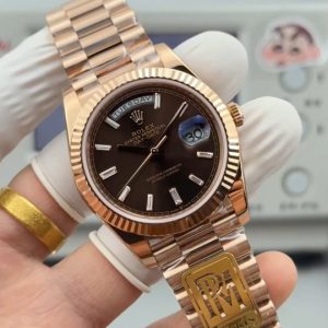 PPM Mods Weighted DD - Ceiling-Level 'Rolex DD Day-Date' PPM's replica redefines the weighted DD version with genuine molds for strap color, dial color, watch weight, and thickness. The strap incorporates ceramic tubes compatible with authentic models—this is no compromise replica, but a comprehensive leap in materials and craftsmanship!Rejecting "market-grade" imitations, every gram of weight (precise 209g-212g) and every millimeter of thickness fights for the dignity of the original. Bracelet: Authentic 3mm thickness Weight: Approx. 107g (non-extended) 🈚 Ceramic tube version ±1-2g.Case: Original thickness: 12.3mm (non-thickened) Weight: Original 3255: 102g; Optional 2836: ±1g. Full series total weight: 209g-212g. ⚠️"Excludes diamond-set models." Authentic thickness achieved through monolithic forging of high-density aerospace-grade military alloy, with hardness rivaling 18K gold!Exclusive vacuum ion-plated gold technology delivers a luster infinitely close to 18K gold's unique warm texture, offering scratch resistance and durability. Precisely replicates every link's shape, thickness, and curvature of the genuine strap. Dial: Features original-grade raised ink, matching the top-tier dial craftsmanship of the factory. Sharp hands, full hour markers, and uniform luminescence.Movement options: Premium Edition 2836 or 3255 integrated movement (±72-hour power reserve) available for your selection!