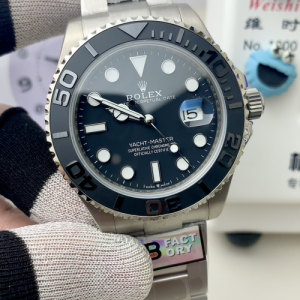 B Factory's new Rolex Yacht-Master 42mm series features a case with robust physical properties, enhanced pressure resistance, corrosion resistance, and scratch resistance. The high-intensity brushed finish achieves a superior hardness level, ensuring minimal wear with long-term wear.The top edges of the middle case lugs feature chamfered corners matching the consistent metallic luster, showcasing perfection in subtle details. The bezel retains the Yacht-Master's signature matte black Cerachrom ceramic insert with polished raised numerals and markers. The ceramic molded insert features minute graduations for the first 15 minutes, enabling more precise timing. The bracelet upgrades with a sandblasted finish on the clasp and laser-engraved black identification code.Distinctive satin-brushed textures are visible along the edges of the bracelet links and the sides of the clasp cover. Crafted entirely from Grade 5 titanium alloy, it offers lightweight properties and corrosion resistance. Powered by the Asian Super 3235 movement, it features a fully jeweled rotor with 72 jewels and a date correction function. Boasting an impressive 72-hour power reserve, this watch represents a top-tier configuration, achieving peak performance from the outset. We invite watch enthusiasts to appreciate its excellence!
