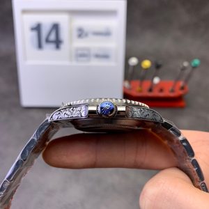 Alternative view of Ultimate collector's item for connoisseurs, epitomizing unparalleled luxury—a flawless recreation of the world's most expensive Rolex Starry Sky watch: the Submariner Diamond-Set Special Edition! A walking work of art, this ultimate symbol of opulence and status commands instant recognition! The physical piece is breathtaking!【Case】40mm diameter. Crafted from premium German 904L Oystersteel. Bezel, case, and bracelet densely set with top-tier Swarovski crystals. Faithfully recreates the unparalleled, supremely luxurious feel of the authentic piece.【Bracelet】Crafted from 904L Oyster steel. The Oyster bracelet, introduced in the late 1930s, features three rows of wide, flat links for exceptional durability. The entire bracelet is meticulously set with diamonds, creating a dazzling effect. 【Movement】Equipped with the 3135 blue hairspring movement, renowned for its exceptional stability.【Crystal】Sapphire crystal. Super-bright luminescent dial with refined color tones, achieving a visual effect identical to the genuine article!