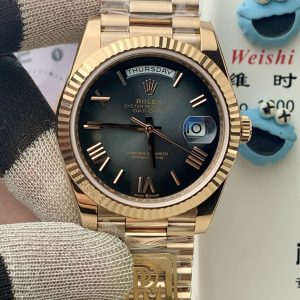 PPM Mods Weighted DD - Ceiling-Level 'Rolex DD Day-Date' PPM's replica redefines the weighted DD version, featuring genuine original molds for bracelet color, dial color, watch weight, and thickness. The bracelet incorporates ceramic tubes compatible with authentic models—this is not a compromised replica, but a comprehensive leap in materials and craftsmanship!Rejecting "market-grade" imitations, every gram of weight (precise 209g-212g) and every millimeter of thickness fights for the dignity of the original. Bracelet: Authentic 3mm thickness Weight: Approx. 107g (non-extended) 🈚 Ceramic tube version ±1-2g.Case: Original thickness: 12.3mm (non-thickened) Weight: Original 3255: 102g; Optional 2836: ±1g. Full series total weight: 209g-212g. ⚠️"Excludes diamond-set models." Authentic thickness achieved through monolithic forging of high-density aerospace-grade military alloy, hardness rivaling 18K gold!Exclusive vacuum ion-plated gold technology delivers a luster infinitely close to 18K gold's signature warm texture, offering scratch resistance and durability. Precisely replicates every link's form, thickness, and curvature of the genuine strap. Dial: Features original-grade raised ink, matching the top-tier dial craftsmanship of the factory. Sharp hands, full hour markers, and uniform luminescence.Movement options: Premium Edition 2836 or 3255 integrated movement (±72-hour power reserve) available for your selection!