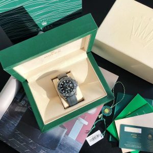 【Classic Gentleman, Once and for All】2021 Lao Family New Bestseller Yacht Gentleman Series M226659-0002 Men's Watch 42mm Shipping [Seduction] 【Movement】Features the dedicated 0️⃣ refurbished movement,💯 Brand-new genuine ETA automatic mechanical movement, precise timekeeping, outstanding performance, 48-hour power reserve. 【Case】316L stainless steel case with high-end fingerprint-resistant ceramic bezel. Original-synchronized bidirectional rotation, perfectly replicating the original's curvature and luster. Super-strong high-density mineral crystal glass.Exquisite craftsmanship perfectly inherits the original's diving and swimming 🏊‍♀️ performance.【Dial】Synchronized with major manufacturers' ultra-strong luminescence. Luminescent markers and hands are flawless, spotless, and crystal clear.Every detail mirrors the genuine article, with crisp inner bezel engravings and perfectly balanced font. 【Bracelet】Adjustable 316L stainless steel bracelet, authentic replica. ⚠️ Authenticity guaranteed by Royal Quality Control's exclusive standards.