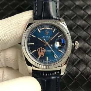 Alternative view of Long-awaited v3 upgrade in full color range (Classic Belt-Style Day-Date) DD 36mm arrives! Exclusive custom-matched Day-Date dial [v7 edition]—Rolex's most iconic series, unrivaled except for DD! Rolex Day-Date series 118135/118138/118139 [Full Eight-Color Range]! To maintain official dimensions and thickness, we've equipped it with the 2836-2 automatic mechanical movement, presented in a brand-new 904L steel case![Upgrade 1] Crown: Positioned identically to the official model with a prominent design and a smooth, tapered finish matching the bracelet. [Upgrade 2] Bracelet: Front side features authentic color matching the genuine article. Back side displays the official code "346763" with identical font, color, and bracelet line patterns. [Upgrade 3] Crystal: Sapphire crystal incorporates Rolex's new anti-counterfeiting logo—a virtual dot emblem—technically engraved within the crystal's center.[Upgrade 4] Case Back: Engravings on all four lug angles match the genuine version. Special attention given to distinct engravings for white, yellow, and rose gold cases! Both sandblasted and polished sections on the case back are meticulously replicated! [Upgrade 5] Case Profile: Curvature and overall thickness proportionally match the official design. Crown features the official two-degree waterproof symbol, and the side retains the authentic QR code sticker!The iconic "Gold Rolex" is the Day-Date, commonly abbreviated as DD. Its official full name is the Oyster Perpetual Day-Date. The earliest DD model likely originated from the President series, as U.S. presidents famously favored wearing Rolex's solid gold DD watches, propelling this timepiece to fame—hence its nickname, the "President's Watch."Four simple words encapsulate this timepiece's defining features: water-resistant, automatic, date, and day. Limited stock available—act fast!