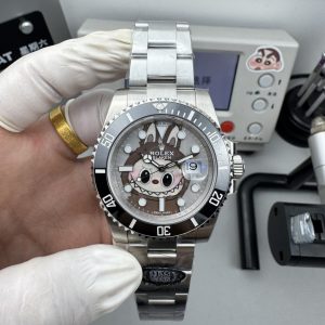 Alternative view of CLEAN➕出品，Rolex&Labubu劳力士Black联名款“拉布布”限量发行字面采用多色油彩表面加上搪瓷使字面更加光亮劳力士 ROLEX -粉色水鬼，40mm搭载一比一超级3135上海一体机芯，整表904L精钢 /搭配ar厂钢带，唯一做到指针夜光/字钉夜光 做到同色 秒针针轴锅盖实心中轴，因为都是第三方工厂加工+自购瑞士 c1+c3夜光粉 ，字钉ip白金电镀 6:陶瓷绿圈采用clean绿圈v4版本 颜色无限接近原装 clean陶瓷类配件 无需赘述 高品质象征 /谨防假clean圈 注意区分温润如玉夜光珠 不死白 采用clean陶瓷圈+夜光珠完美复刻 彻底解决世面上的大部分水鬼痛点，只为极致而生 精致推荐男士机械腕表