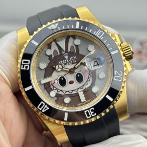CLEAN➕出品，Rolex&Labubu劳力士Black联名款“拉布布”限量发行字面采用多色油彩表面加上搪瓷使字面更加光亮劳力士 ROLEX -粉色水鬼，40mm搭载一比一超级3135上海一体机芯，整表904L精钢 /搭配ar厂钢带，唯一做到指针夜光/字钉夜光 做到同色 秒针针轴锅盖实心中轴，因为都是第三方工厂加工+自购瑞士 c1+c3夜光粉 ，字钉ip白金电镀 6:陶瓷绿圈采用clean绿圈v4版本 颜色无限接近原装 clean陶瓷类配件 无需赘述 高品质象征 /谨防假clean圈 注意区分温润如玉夜光珠 不死白 采用clean陶瓷圈+夜光珠完美复刻 彻底解决世面上的大部分水鬼痛点，只为极致而生 精致推荐男士机械腕表