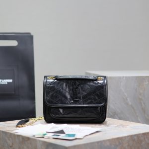 【Genuine Leather】Small Size 22cm_#Black Gold Chain# The new version of Niki is more practical, featuring an additional D-ring on each side compared to the original design. This extra manufacturing step enhances its load-bearing capacity! Genuine Leather P950 【Matching Packaging】 Model: 633151 Genuine Leather Dimensions: 22×16.5×12cm