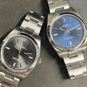 Alternative view of N+AR Redefined, Peak Performance! Rolex Oyster Perpetual Series 114300 39mm 【Eight Major Upgrades】 🎮XF3 1. Sapphire crystal features the latest 125-point anti-counterfeiting mark at 6 o'clock, precisely positioned within the crystal's middle layer—matching the genuine model! Discernible only upon close inspection.2. The case and bezel feature a precision-ground finish using 904L steel, with uniform internal engraving codes and perfectly aligned component assembly! 3. Dial diameter measures 39mm, matching the genuine model's thickness of 11.7mm. 4.NR Factory's steel bracelet meticulously replicates every detail, including the inner 12 o'clock position of the end links, which bears the official model number 114300. 5. The brushed steel bracelet used by N+AR Factory is currently the most precise on the market. Combined with the exquisite flat-head screws and the brushed finish of 904L stainless steel, the wearing experience is indistinguishable from the genuine article!  6. The clasp features exquisite polishing, with internal structure replicating the original for perfect folding action. Absolutely flawless inside! 7. The caseback's gearing replicates the original's authentic tooth pattern. Seiko's technical brushing technique outshines all other versions on the market! 8. The dial features exquisite polishing and Swiss-imported luminous powder densely applied for an ultra-vibrant ice-blue glow at night! Identical to the original! 🎮 After examining countless 124300 models, revisit this 114300—Rolex's inaugural color dial series. It also features the most standard Asian-sized 39mm case, which sold out immediately upon Rolex's initial update. Particularly coveted are the gray, white, and black full-luminous dial variants! Its exceptional yet understated color palette is especially favored by successful business professionals.This Oyster Perpetual, meticulously crafted by N+AR to match the original's quality, showcases attention to detail visible to the naked eye. To align the crown's position precisely with the authentic model, it features the original Seagull 2836-2 gold-plated movement. Watch enthusiasts know the ETA 2836-2 movement is highly regarded for its consistent performance—daily accuracy within 0.3 seconds—and exceptional value!Additionally, the manufacturer has meticulously replicated the 114300 model's lug-to-bracelet transition!Attention to detail extends to both visible and hidden elements! The Oyster Perpetual-exclusive brushed steel bracelet features an internally stamped logo shape, making it the market's only authentic replica Oyster bracelet [slim profile]. The clasp's internal code remains true to the AR original bracelet's 7UM specification, with all colors perfectly matching the original color chart! Oyster Swiss Super-LumiNol ice-blue luminescence!If you're truly unsure which to choose, we strongly recommend this flawless 114300! Look for the NR quality seal: one watch, one certificate, one Rolex-branded velvet pouch. [NR: Born for Value] 🎮 Sanjie Exquisite recommends this men's mechanical watch. SJ meticulously crafts ultra-realistic product photography.