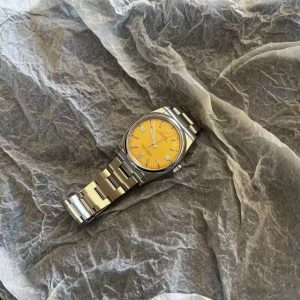Rolex plays with the color palette🎨 The vibrant yellow dial is even more dazzling! If you love pop colors, you absolutely can't miss this!