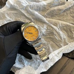 Alternative view of Rolex plays with the color palette🎨 The vibrant yellow dial is even more dazzling! If you love pop colors, you absolutely can't miss this!