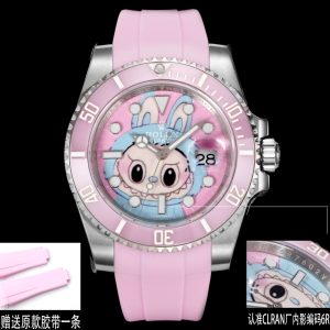 CLEAN➕出品，Rolex&Labubu劳力士Black联名款“拉布布”限量发行字面采用多色油彩表面加上搪瓷使字面更加光亮劳力士 ROLEX -粉色水鬼，40mm搭载一比一超级3135上海一体机芯，整表904L精钢 /搭配ar厂钢带，唯一做到指针夜光/字钉夜光 做到同色 秒针针轴锅盖实心中轴，因为都是第三方工厂加工+自购瑞士 c1+c3夜光粉 ，字钉ip白金电镀 6:陶瓷绿圈采用clean绿圈v4版本 颜色无限接近原装 clean陶瓷类配件 无需赘述 高品质象征 /谨防假clean圈 注意区分温润如玉夜光珠 不死白 采用clean陶瓷圈+夜光珠完美复刻 彻底解决世面上的大部分水鬼痛点，只为极致而生 精致推荐男士机械腕表