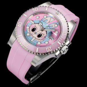 Alternative view of CLEAN➕出品，Rolex&Labubu劳力士Black联名款“拉布布”限量发行字面采用多色油彩表面加上搪瓷使字面更加光亮劳力士 ROLEX -粉色水鬼，40mm搭载一比一超级3135上海一体机芯，整表904L精钢 /搭配ar厂钢带，唯一做到指针夜光/字钉夜光 做到同色 秒针针轴锅盖实心中轴，因为都是第三方工厂加工+自购瑞士 c1+c3夜光粉 ，字钉ip白金电镀 6:陶瓷绿圈采用clean绿圈v4版本 颜色无限接近原装 clean陶瓷类配件 无需赘述 高品质象征 /谨防假clean圈 注意区分温润如玉夜光珠 不死白 采用clean陶瓷圈+夜光珠完美复刻 彻底解决世面上的大部分水鬼痛点，只为极致而生 精致推荐男士机械腕表