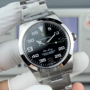 VS Rolex, Air-King Series M116900-0001 40mm Triple-Code with NFC Card This Air-King features case code 34Y6Y958,Buckle Code: Model 1 M116900, 40mm case, equipped with Swiss 3132😄 integrated movement (not a low-grade factory version; movement features calendar position and neutral gear). Though not a new release—previously produced by various factories—none achieved exceptional quality, with some details being entirely inaccurate.Driven by personal passion, we specially crafted this 40mm Air King. VS Factory production guarantees premium quality. Though featuring a bezel with a solid ring, its manufacturing is far from simple—especially the dial's numerals, which require precise shaping, balanced polishing, and challenging luminous filling. It also includes Rolex's signature Mercedes-style diving hands. The Air King can be seen as an upgraded version of the Oyster Perpetual.Yet it avoids the flashiness of the Submariner, embodying understated elegance. This is a highly collectible timepiece. Watch ⌚️ code: 34Y6Y958. Clasp code: R3L. Customized US version with matching three codes, featuring NFC functionality. Its authenticity simulation speaks for itself. A genuine vs. replica comparison will follow for connoisseurs. A refined recommendation for men's mechanical watches.