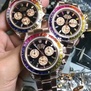 Crafted with utmost dedication to achieve the authentic Rolex Rainbow Daytona effect, this masterpiece was developed through substantial investment and meticulous engineering. Each of the three independent chronograph dials features a unique golden crystal effect, where mesmerizing reflections and vibrant hues showcase the crystal's exquisite structure. Every piece stands as a naturally perfect work of art.The golden crystal chronograph dials create a striking contrast against the black dial, harmonizing with the gemstone hues. Paired with diamond-set hour markers and gold hands, the entire dial radiates a dazzling brilliance, achieving an overwhelming aesthetic appeal that makes it truly irresistible.Rolex's most sought-after Cosmograph Daytona model features a case crafted from imported genuine 904L steel, matching the authentic material specification. The steel bracelet boasts a finely brushed finish, appearing brighter and more lustrous, while offering exceptional durability and scratch resistance.[Function] The movement retains its powerful chronograph capabilities, now paired with the new 4130 full-function chronograph movement. [Bezel] The new one-piece ceramic bezel is crafted using the same advanced process as the genuine model, delivering deep, rounded engravings. [Details] The hour markers feature a mirror-polished finish with no rough edges, utilizing Swiss-imported high-intensity luminous paint.Hour and minute hands feature grooved-cut black lacquer filling—not standard printing—resulting in vastly superior texture. High-transparency sapphire crystal delivers exceptional mirror-like quality. 【Quality】Enhanced stability and oxidation resistance. Fitted with a natural rubber strap molded from the original design, matching the genuine article in material. Noticeably softer and smoother texture ensures a more comfortable, snug fit on the wrist.