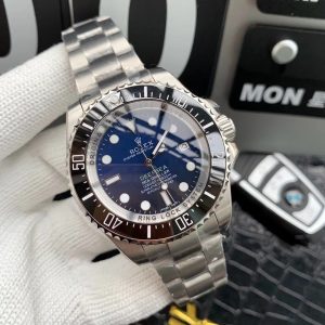 Royal Authentic Shots Rolex Gradient Submariner and Black Submariner A truly sophisticated and mature men's diving watch, suitable for swimming and diving with luminous features.