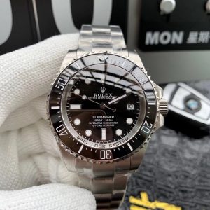 Alternative view of Royal Authentic Shots Rolex Gradient Submariner and Black Submariner A truly sophisticated and mature men's diving watch, suitable for swimming and diving with luminous features.