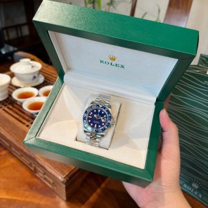 The N+ version Rolex GMT "Coca-Cola Bezel" can be upgraded to feature "full red luminescence" under ultraviolet light, representing the official 2023 version's latest authentication standard. Available with either the 3186 or 3285 movement for your selection!1⃣️ Movement: Identical to the original GMT dual-time zone hand positioned on the second layer above the bottom hour hand. Layering from bottom to top: Hour hand - Dual-time zone hand - Minute hand - Second hand. Features the same calendar adjustment function via quick-set hour hand adjustment as the authentic model.2⃣️ Bracelet: Crafted from German-imported 904L steel. Brushed sections feature clear, polished transitions. Seamless integration at the top where bracelet meets case. Bracelet and case fit without gaps. Bracelet/top aligns flush with case, matching the genuine version. We uphold our commitment to never substitute with ordinary steel.3⃣️ Luminescence: Utilizes imported Swiss C3 super-luminescent powder, matching the original brightness. Fonts are printed in 3D with dimensions identical to the genuine version. 4⃣️ Crystal:The junction between the crystal and case is completely transparent with no visible white edges. Crystal clarity matches the original's translucent base. The crystal protrudes over the date window just like the genuine piece. 5⃣️ Ceramic Bezel: Features third-generation genuine ceramic in red-blue (purple light detectable)/black-blue/black variants. The monolithic ceramic construction currently offers the closest match to the authentic piece in both color and transparency. The bezel has been rated by top reviewers across the web as the strongest, top-tier premium product.