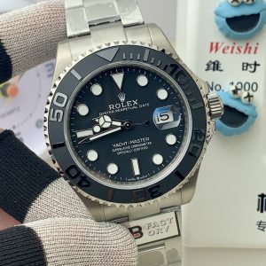 Alternative view of B Factory's new Rolex Yacht-Master 42mm series features a case with robust physical properties, enhanced pressure resistance, corrosion resistance, and scratch resistance. The high-intensity brushed finish achieves a superior hardness level, ensuring minimal wear with long-term wear.The top edges of the middle case lugs feature chamfered corners matching the consistent metallic luster, showcasing perfection in subtle details. The bezel retains the Yacht-Master's signature matte black Cerachrom ceramic insert with polished three-dimensional numerals and markers. The ceramic molded insert features minute graduations for the first 15 minutes, enabling more precise timing. The bracelet upgrades with a sandblasted finish on the clasp and laser-engraved black code.Distinctive satin-brushed textures are visible along the edges of the bracelet links and the sides of the clasp cover. Crafted entirely from Grade 5 titanium alloy, it offers lightweight properties and corrosion resistance. Powered by the Asian Super 3235 movement, it features a fully jeweled rotor with 72 jewels and a date correction function. Boasting an impressive 72-hour power reserve, this watch represents a top-tier configuration. Debuting at the pinnacle of performance, it invites watch enthusiasts to appreciate its craftsmanship!