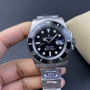 Clean Factory/C Factory Rolex 116610LN Classic Black Submariner & Green Submariner 40mm 1: Features the stable 3135 movement 2: Entire watch crafted from 904L stainless steel 3: Dial employs market-exclusive "pot lid" design with no bezel feet Note:Versions with bezel lugs are significantly cheaper. 4: Market's only authentic calendar font. Subsequent 1-31 date displays feature genuine font comparison. 5: Only model achieving matching luminous hands/indexes with matching color, achieved through third-party manufacturing + self-purchased Swiss C1+C3 luminous powder 6: Indexes feature IP white gold plating 7: Ceramic bezel uses exclusive Clean Green Bezel V4 version, color nearly identical to genuine. Clean ceramic components speak for themselves as a symbol of high quality /Beware of counterfeit "clean" bezels—distinguish carefully. 8: Jade-like luminous pearls with a warm glow, not stark white. Clean ceramic bezel + luminous pearls achieve perfect replication. Though Clean offers few models, nearly every piece is a masterpiece. Completely resolving most pain points of Submariners on the market—born for perfection. clean-submariner