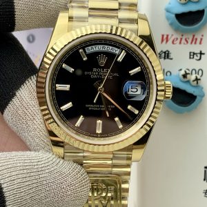 PPM Mods Weighted DD - Ceiling-Level 'Rolex DD Day-Date' PPM's replica redefines the weighted DD version, featuring genuine original molds for strap color, dial color, watch weight, and thickness. The strap incorporates ceramic tubes compatible with authentic models—this is not a compromised replica, but a comprehensive leap in materials and craftsmanship!Rejecting "market-grade" imitations, every gram of weight (precise 209g-212g) and every millimeter of thickness fights for the dignity of the original. Bracelet: Authentic 3mm thickness Weight: Approx. 107g (non-extended) 🈚 Ceramic tube version ±1-2g.Case: Original thickness: 12.3mm (non-thickened) Weight: Original 3255: 102g; Optional 2836: ±1g. Full series total weight: 209g-212g. ⚠️"Excludes diamond bezel models." Authentic thickness achieved through monolithic forging of high-density aerospace-grade military alloy, hardness rivaling 18K gold!Exclusive vacuum ion-plated gold technology delivers a luster infinitely close to 18K gold's signature warm texture, offering scratch resistance and durability. Precisely replicates every link's form, thickness, and curvature of the genuine strap. Dial: Features original-grade raised ink, matching the top-tier dial craftsmanship of the factory. Sharp hands, full hour markers, and uniform luminescence.Movement options: Premium Edition 2836 or 3255 integrated movement (±72-hour power reserve) available for your selection!