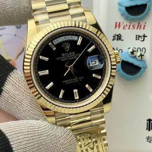 Alternative view of PPM Mods Weighted DD - Ceiling-Level 'Rolex DD Day-Date' PPM's replica redefines the weighted DD version, featuring genuine original molds for strap color, dial color, watch weight, and thickness. The strap incorporates ceramic tubes compatible with authentic models—this is not a compromised replica, but a comprehensive leap in materials and craftsmanship!Rejecting "market-grade" imitations, every gram of weight (precise 209g-212g) and every millimeter of thickness fights for the dignity of the original. Bracelet: Authentic 3mm thickness Weight: Approx. 107g (non-extended) 🈚 Ceramic tube version ±1-2g.Case: Original thickness: 12.3mm (non-thickened) Weight: Original 3255: 102g; Optional 2836: ±1g. Full series total weight: 209g-212g. ⚠️"Excludes diamond bezel models." Authentic thickness achieved through monolithic forging of high-density aerospace-grade military alloy, hardness rivaling 18K gold!Exclusive vacuum ion-plated gold technology delivers a luster infinitely close to 18K gold's signature warm texture, offering scratch resistance and durability. Precisely replicates every link's form, thickness, and curvature of the genuine strap. Dial: Features original-grade raised ink, matching the top-tier dial craftsmanship of the factory. Sharp hands, full hour markers, and uniform luminescence.Movement options: Premium Edition 2836 or 3255 integrated movement (±72-hour power reserve) available for your selection!