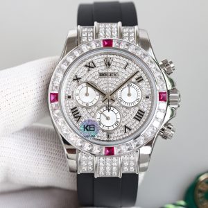 Alternative view of 💎Rolex has been exceptional since its inception, embodying unparalleled craftsmanship. Let's enjoy its timeless appeal! [Gift] Daytona Pavé 116599 Starry Sky[666] 13mm model now in stock. The bezel features 60 trapezoidal diamonds and 12 sapphires known as the "Twelve Sapphires." The standout feature of this timepiece is undoubtedly the 12 exquisite square sapphires adorning the bezel, which harmoniously complement the Roman numerals crafted from blue enamel on the dial, bestowing the watch with an aura of noble brilliance.Detail ①: The chronograph sub-dial features a silver sunburst finish, adding a vivid finishing touch. Diamond indices precisely align with the bezel. Detail ②: Hands match the original design with anti-magnetic tube heads and engraved black lines, ensuring high recognizability.[666] Both sides of the crown are set with 24 dazzling diamonds: 6 on each side and 12 in the center, perfectly accentuating the dual-winged sparkle effect.④ The case back bears authentic steel stamps at each corner: the dog's head emblem, precious metal markings, the 750 hallmark, and the Rolex logo. The central ring features a fine satin finish. The low-profile, inverted trapezoidal case back ensures comfortable wear.⑤ The watch has a 40mm diameter and features Rolex's signature screw-down crown. ⑥ The clasp has been updated to the new push-button version. The [666] engraving on the back matches the genuine precious metal hallmark. The exquisitely printed clasp enhances the watch's sophistication, showcasing the watchmaker's meticulous attention to detail. [Fist] The ultimate choice for watch enthusiasts. [Gift]